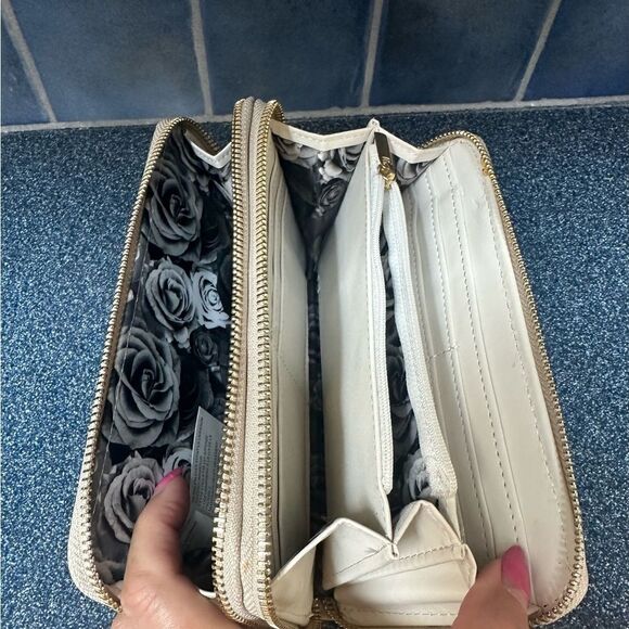 Adrienne Vittadini cream colored, double zip around wallet. - Picture 5 of 6